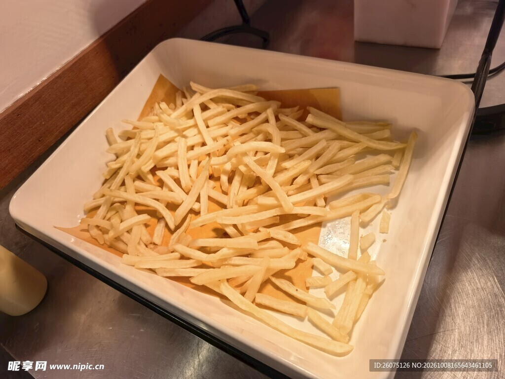 一盘金黄炸薯条