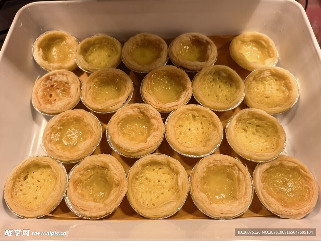 整盘新鲜出炉蛋挞