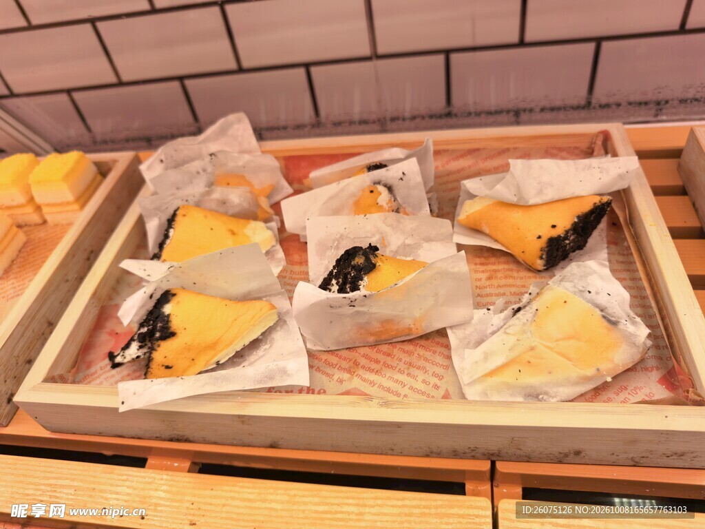 展柜陈列的三角包装糕点