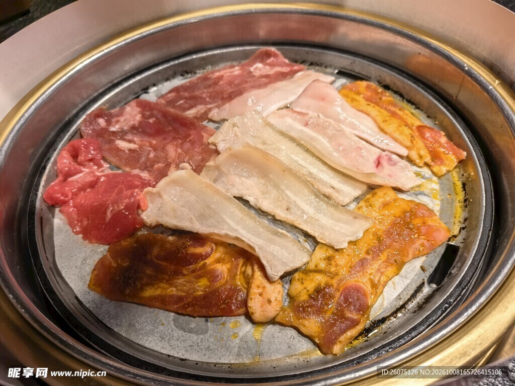 烤盘上的生鲜烤肉食材