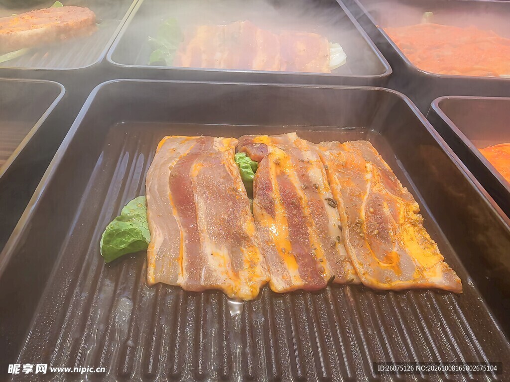 烤盘上的烤五花肉