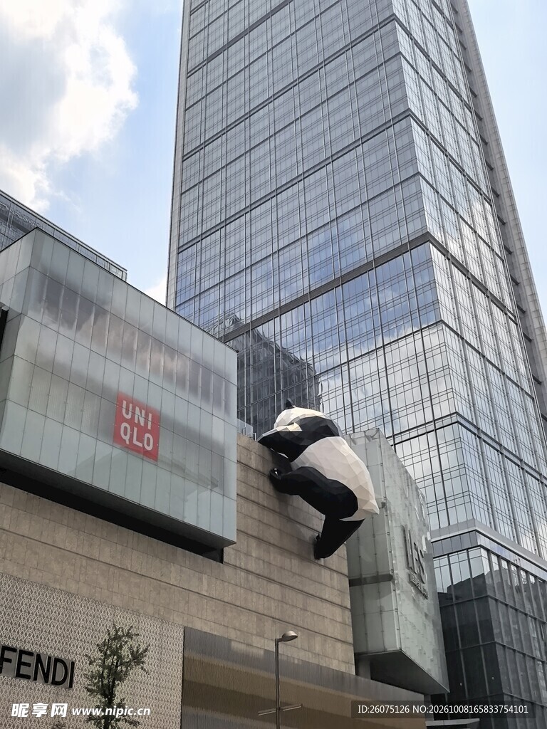 成都IFS爬墙熊猫雕塑