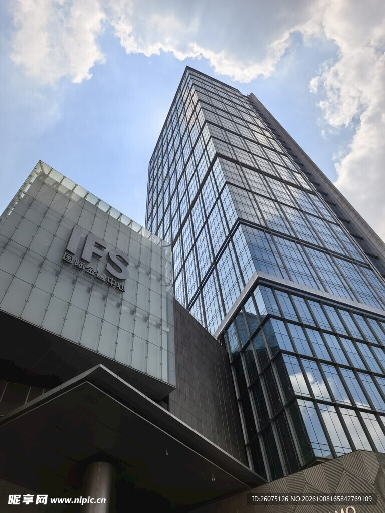 仰拍现代城市商务高楼