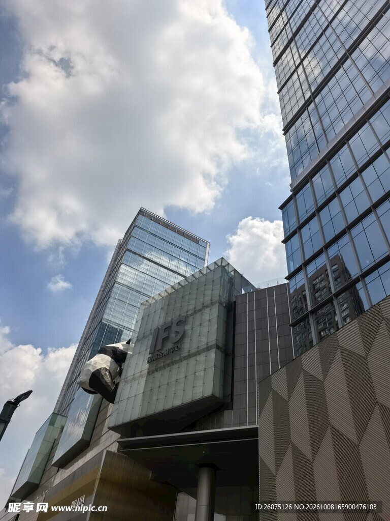 蓝天白云下的城市高楼