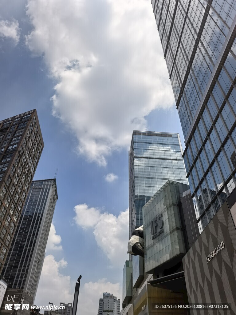 仰拍城市摩天建筑群