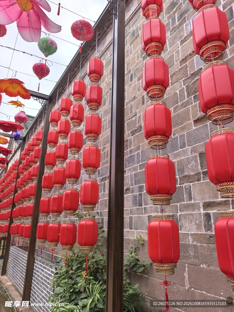 古墙挂满红灯笼