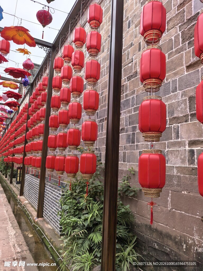 老墙挂满红灯笼
