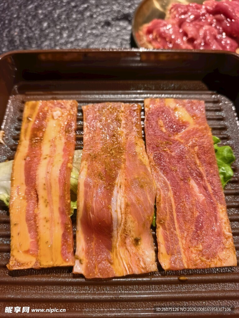 烤盘上的厚切烤肉