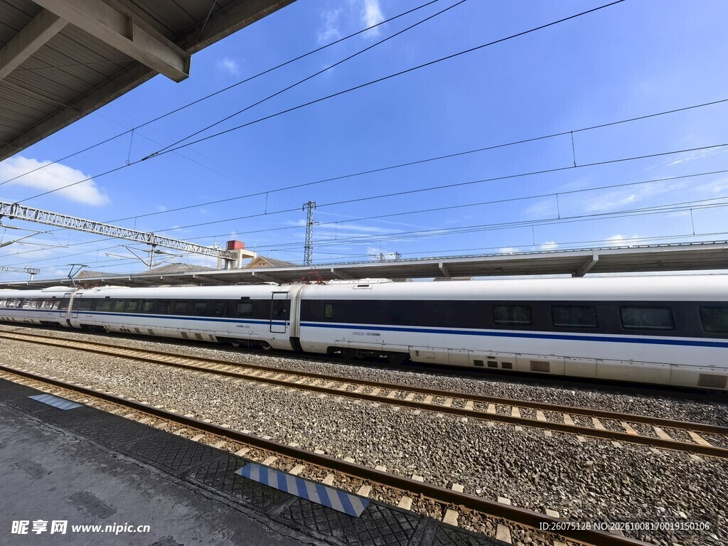 站台驶过的高速列车