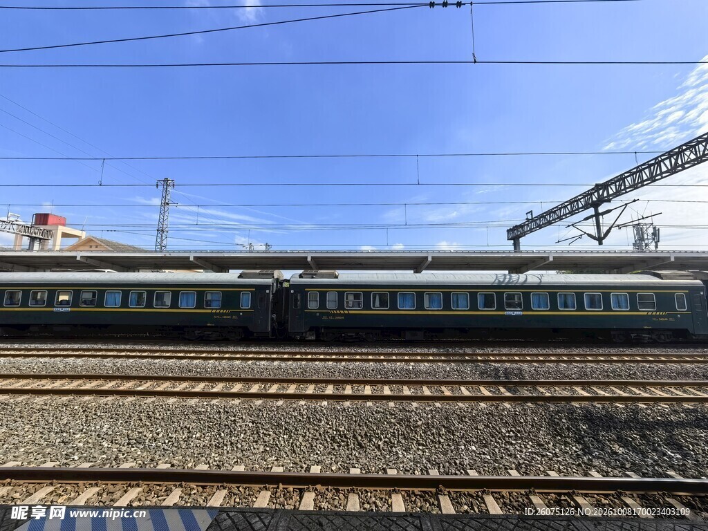 站台停靠的绿皮火车