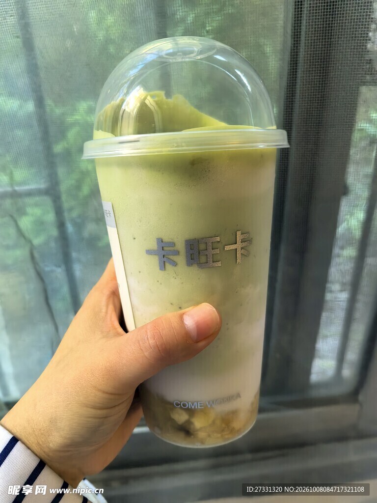 窗边手持抹茶奶绿