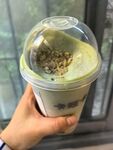 手持抹茶奶盖茶饮