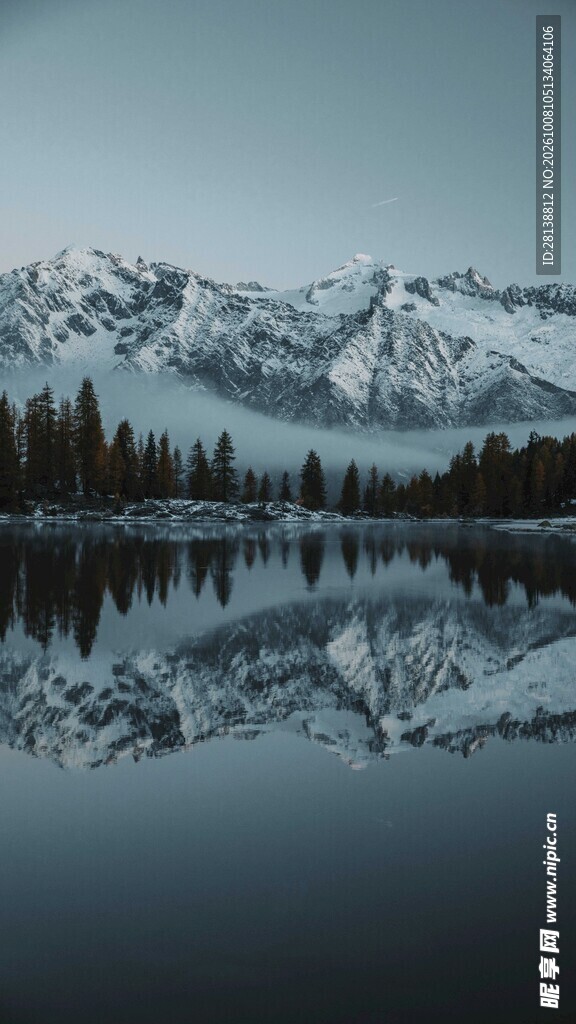 雪山湖泊静谧风光
