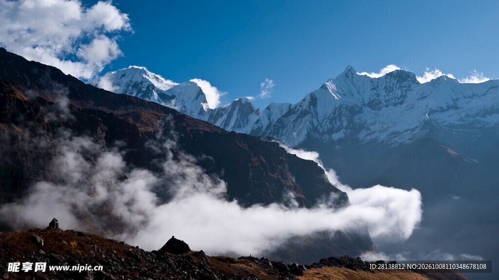 高原雪山云海景观