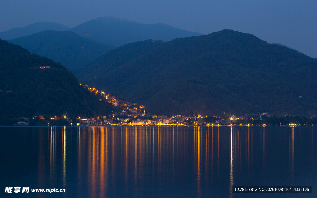 蓝调湖畔夜景倒影