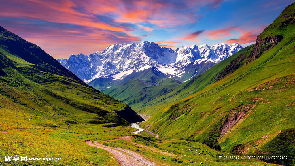 高原山谷雪山晚霞美景