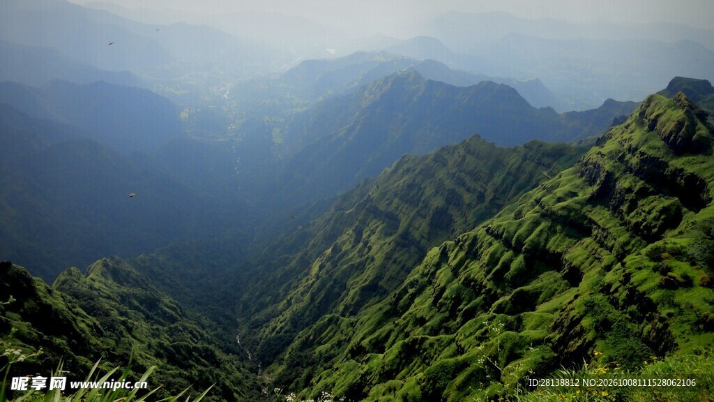 薄雾层叠青山风光