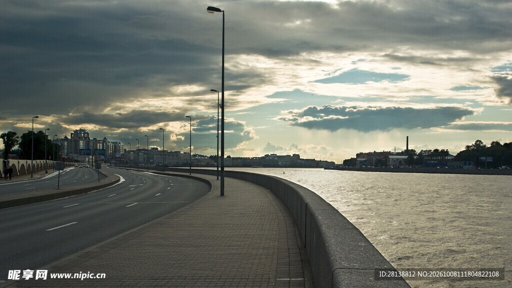 黄昏滨水公路风景