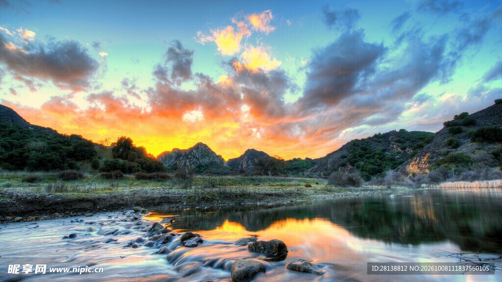 湖畔黄昏晚霞美景