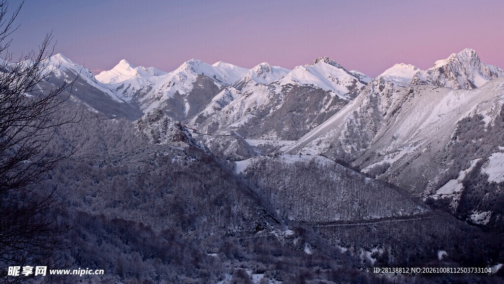 粉霞下的雪山群峰