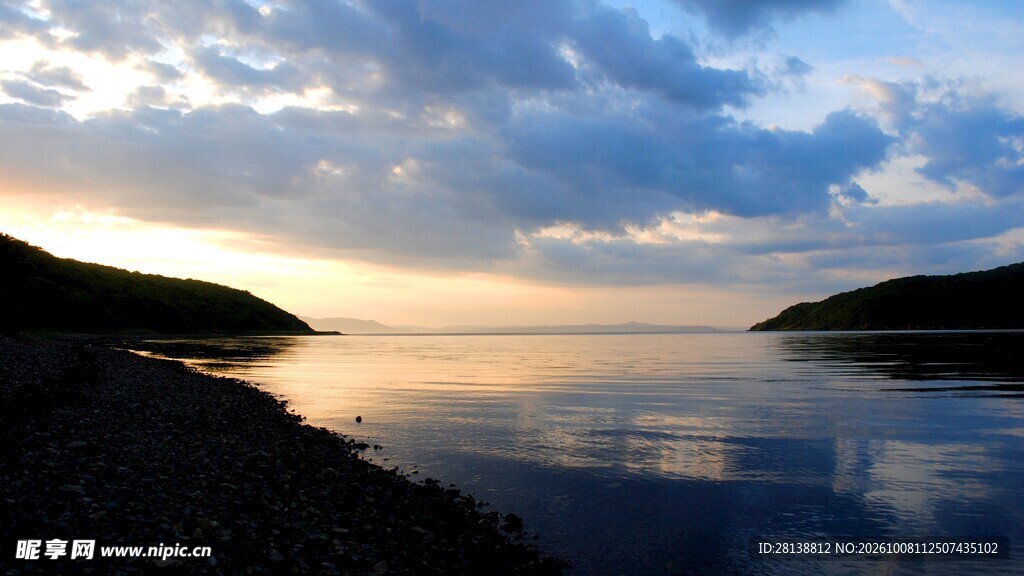 夕照湖湾静谧风光