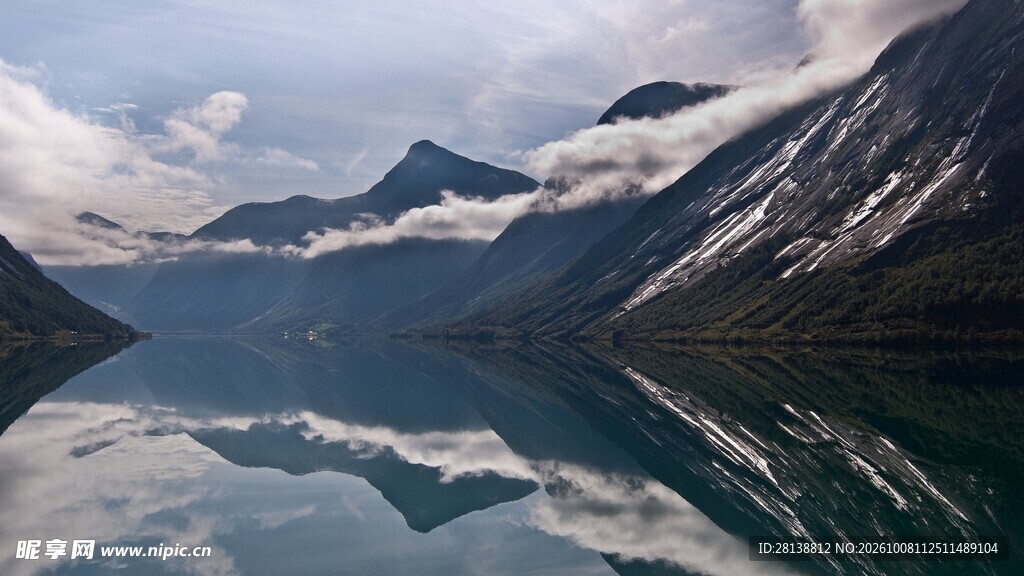 高山湖泊云雾倒影