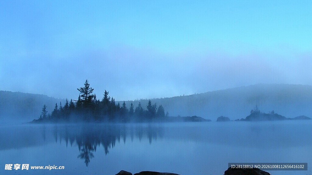 雾湖蓝调小岛晨景