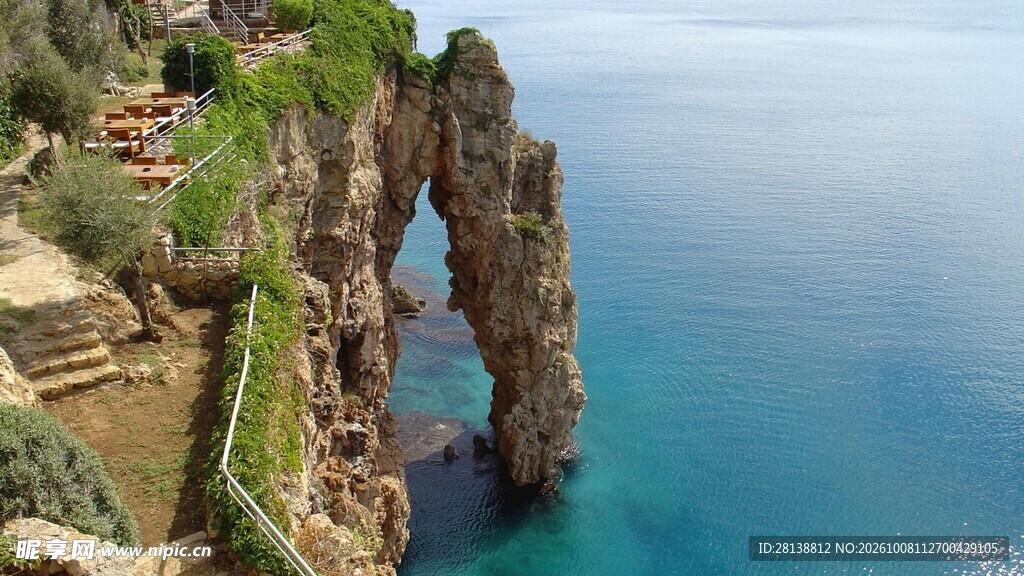 海边天然石拱门景观
