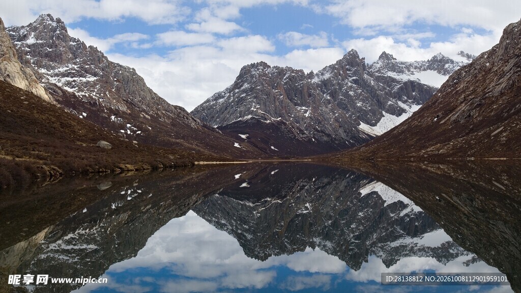 雪山湖泊倒影美景