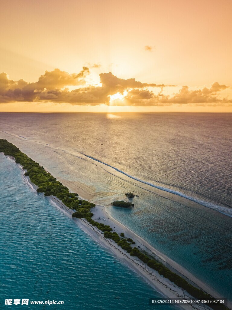 海岛日落航拍美景