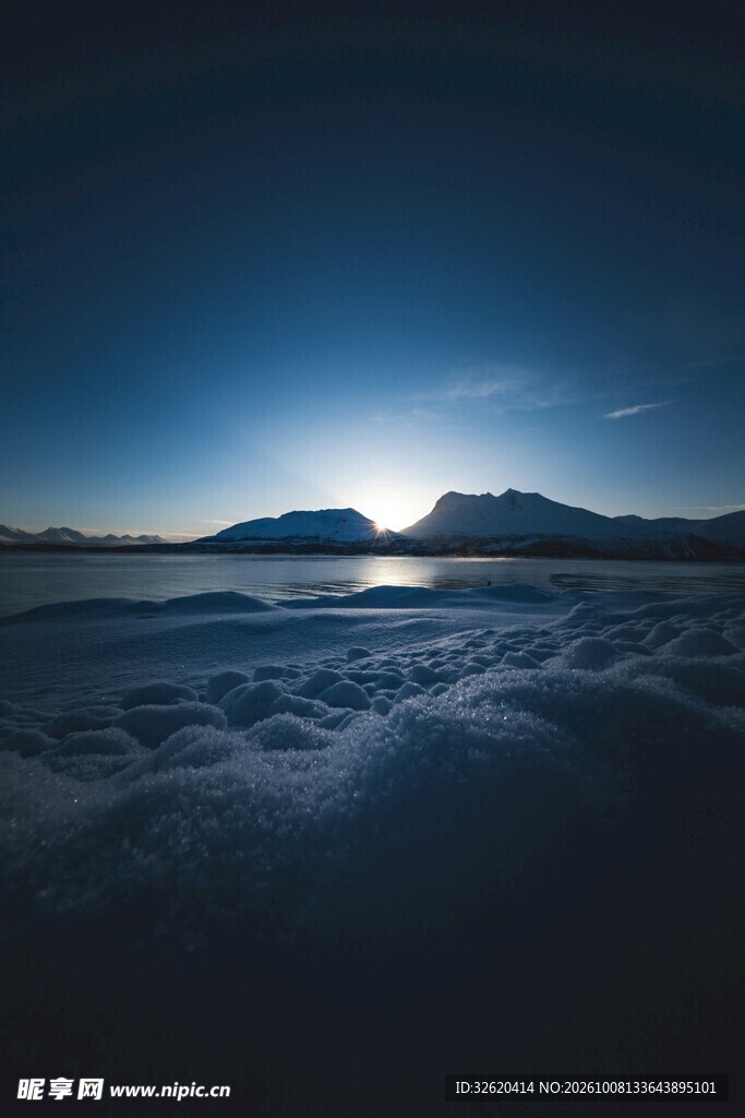 山巅云海暮光景致