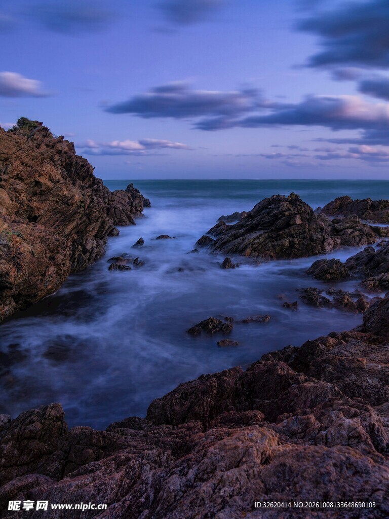 暮色海岸礁石滩美景