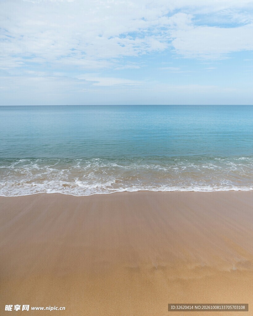 静谧海边沙滩风光
