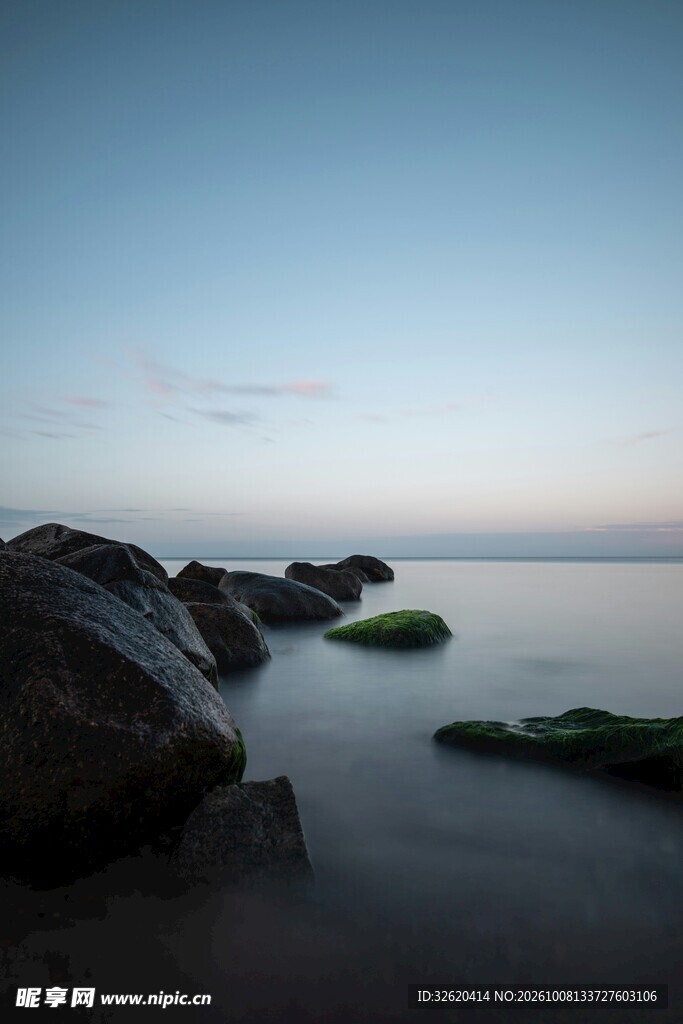 暮色海岸礁石风光