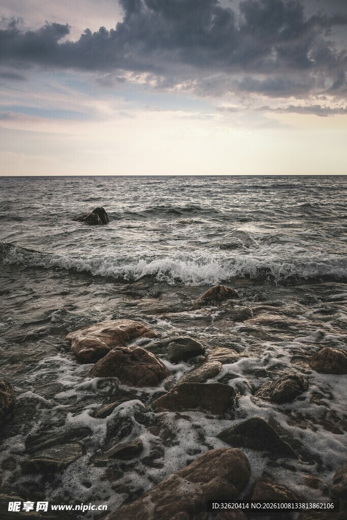 黄昏海岸礁石海景