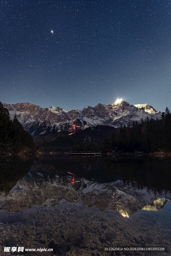 月夜雪山湖泊风光