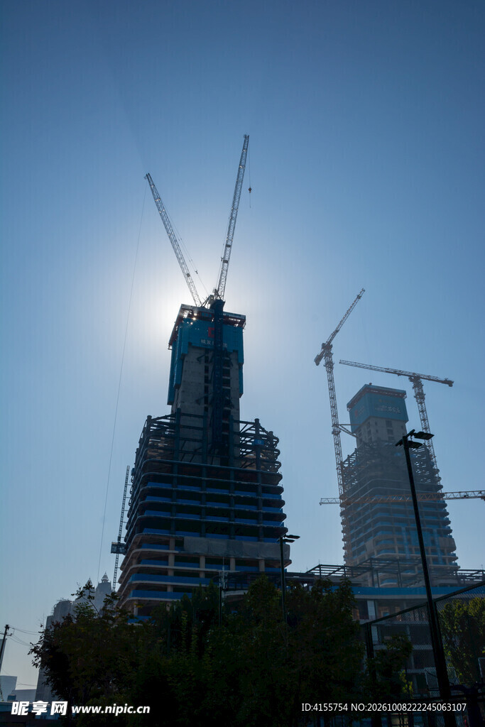 在建高楼逆光剪影