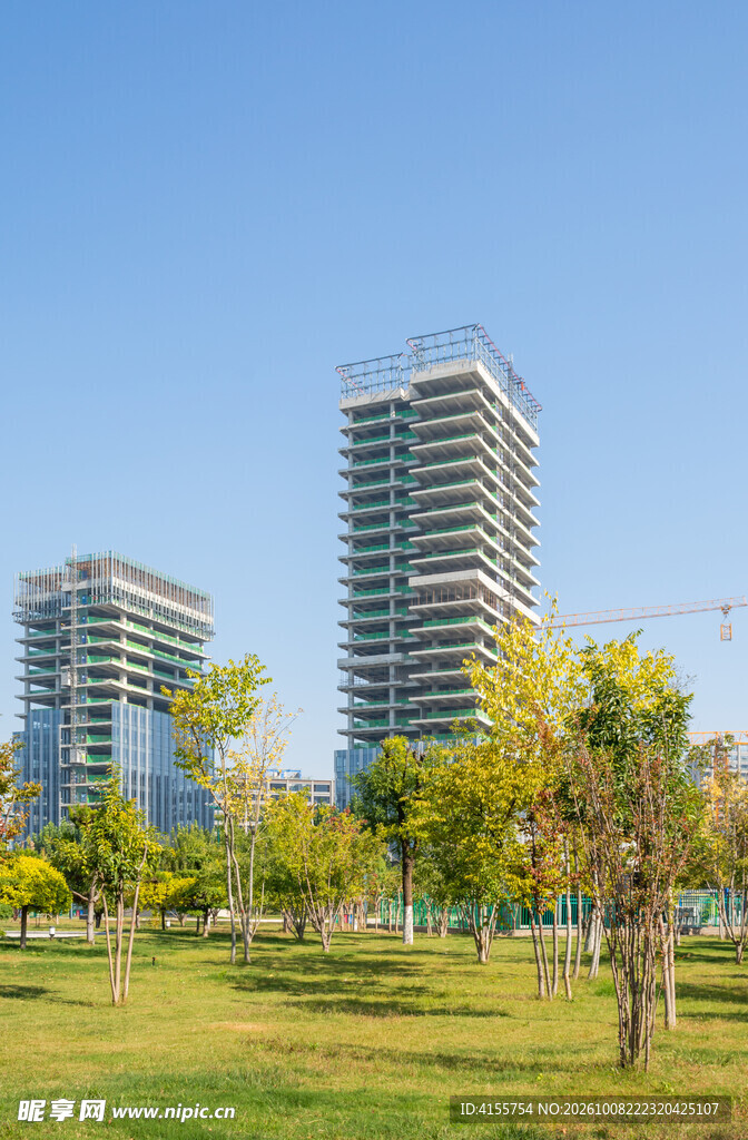 蓝天绿地旁高层现代建筑