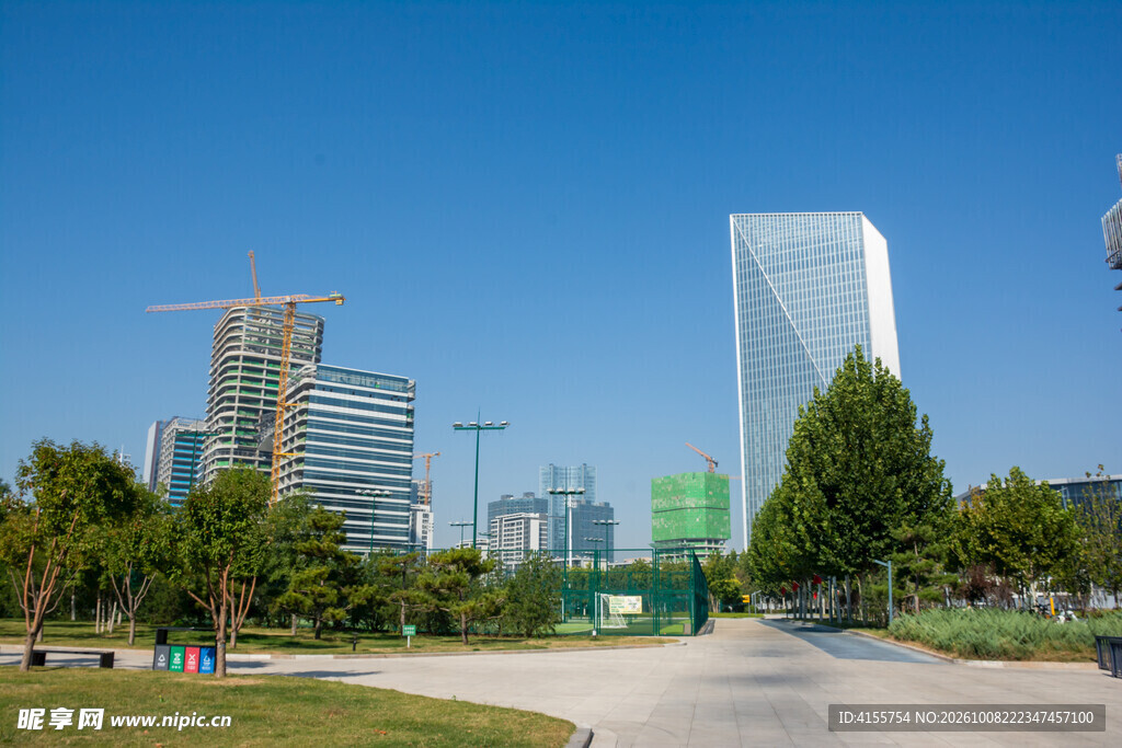 蓝天下的城市公园景观