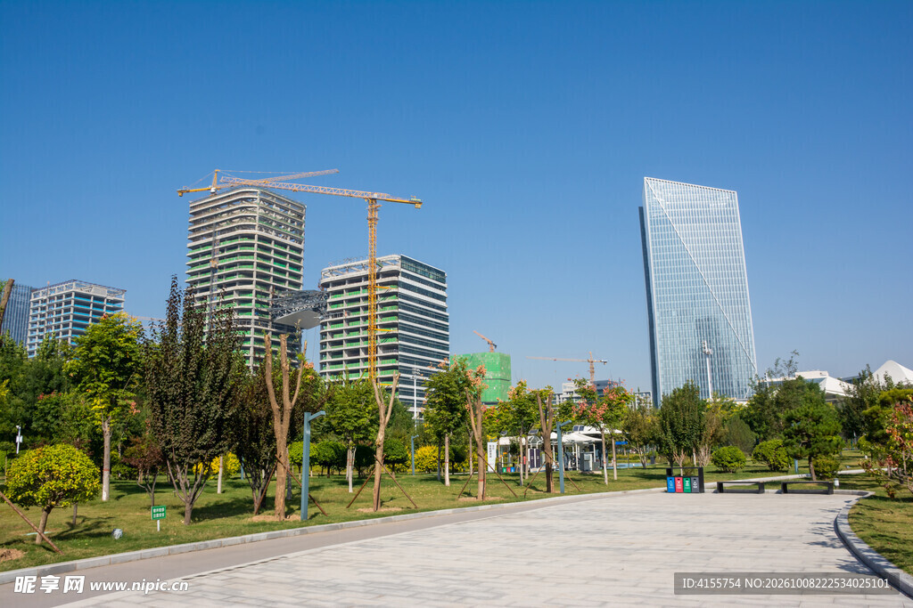 城市公园远眺都市风光