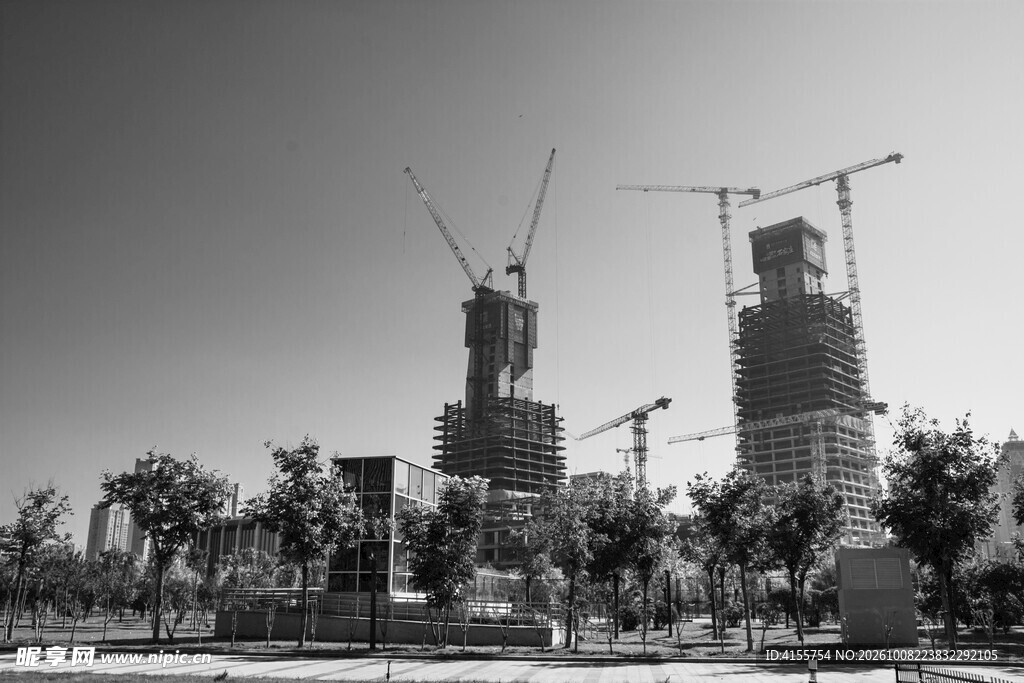 在建高楼塔吊远景