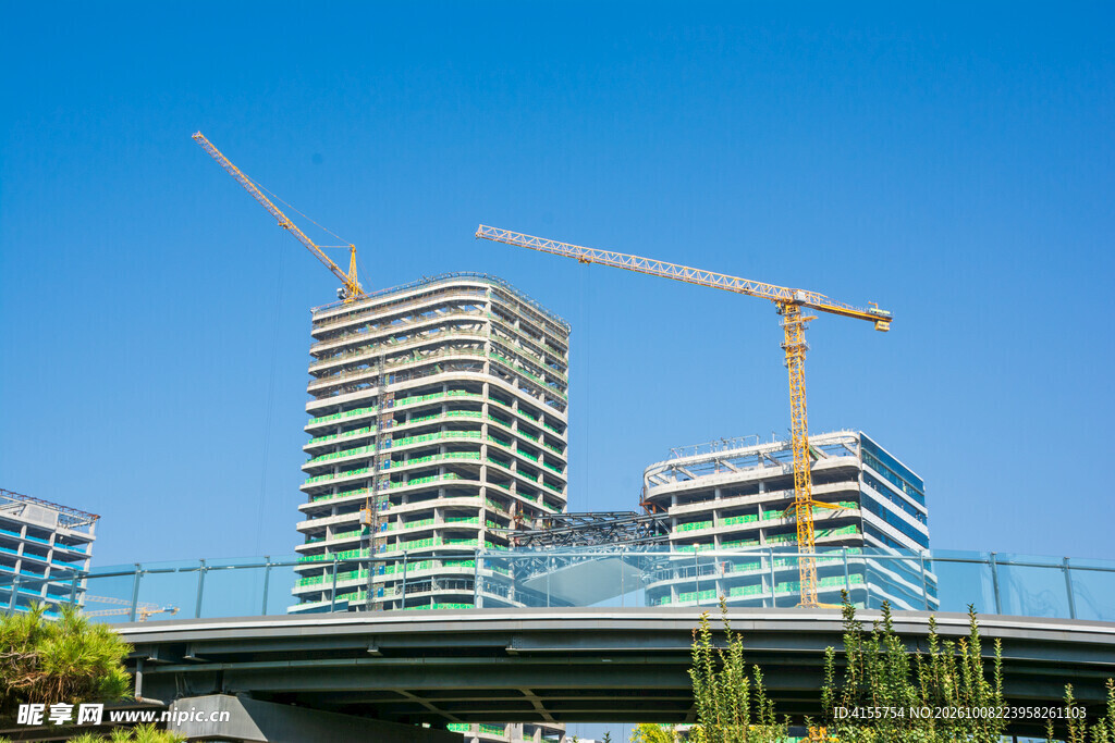 蓝天下在建高层建筑