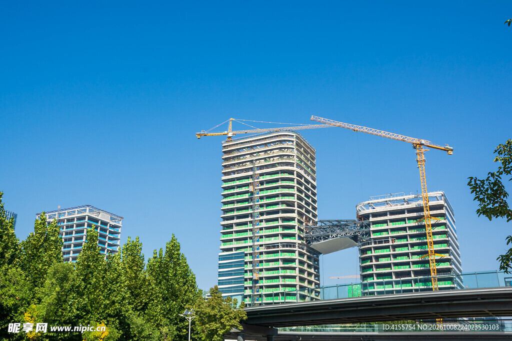 蓝天映衬下的在建高楼