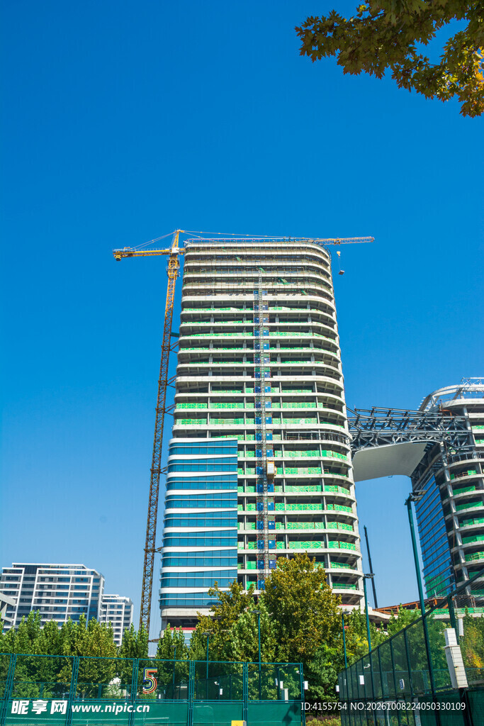 蓝天下在建摩天大楼