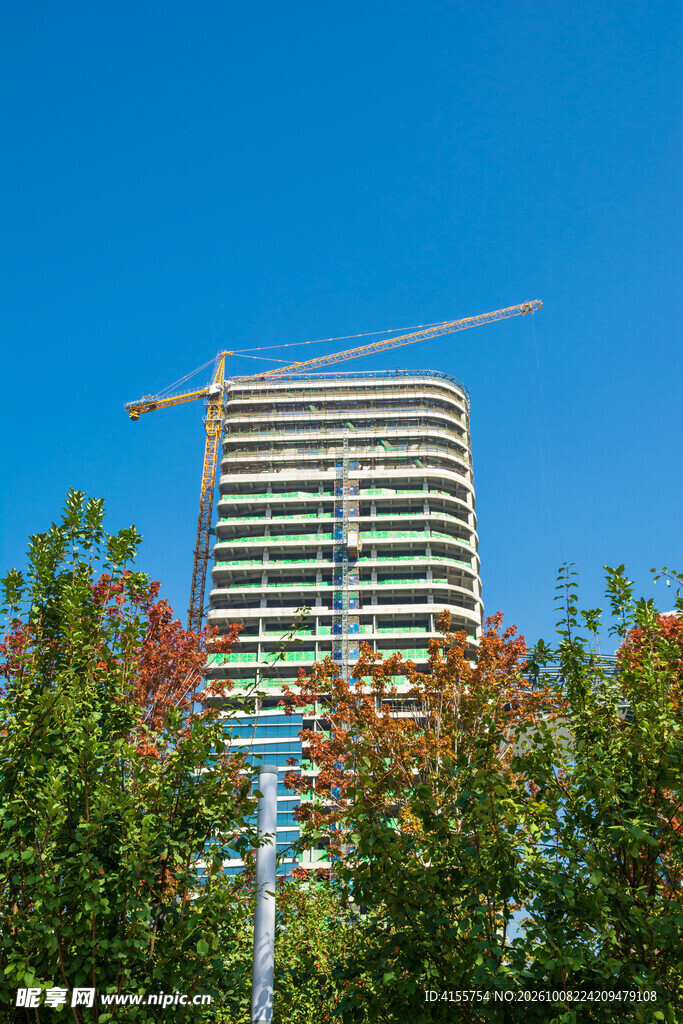 蓝天下在建高层楼宇