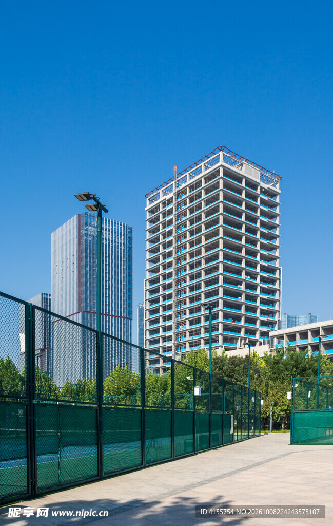 晴空下的城市高层楼宇