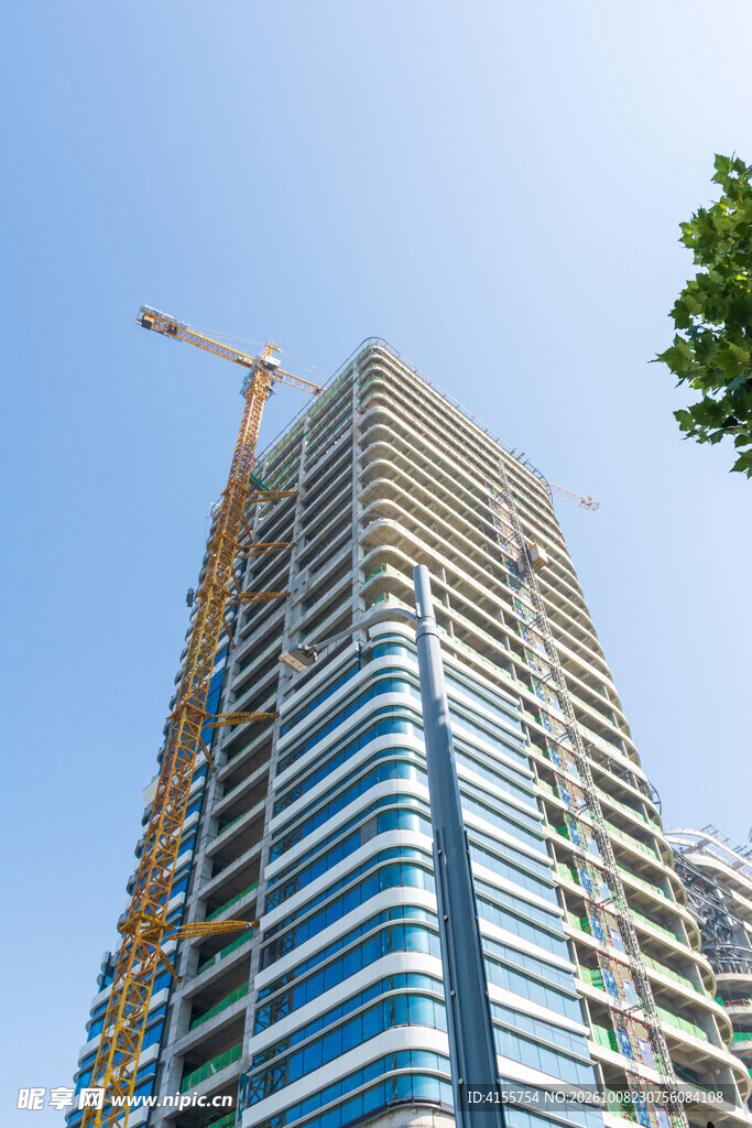 仰拍在建摩天大楼