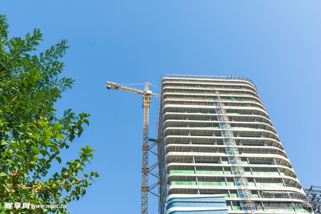 仰拍在建高层楼宇