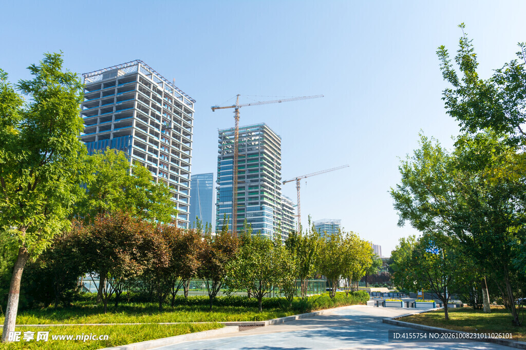 城市绿地与在建高楼