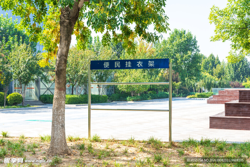 户外公告栏绿树场景